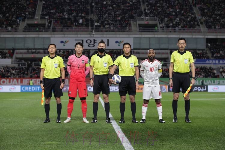 中国裁判组启程前往多哈 准备执法卡塔尔世界杯